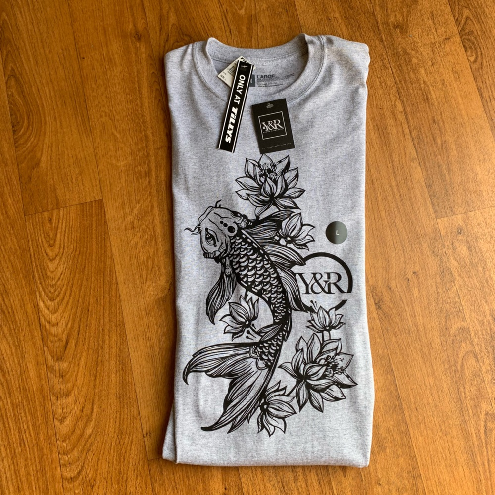 NWT TILLY’S GARPHIC T SHIRT LG .